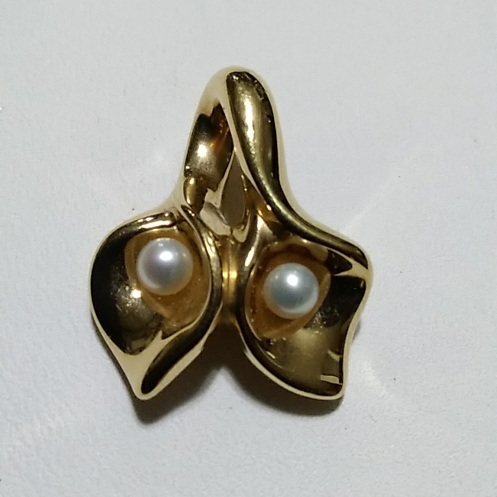 10 KT Pearl Calla Lilly Pendant